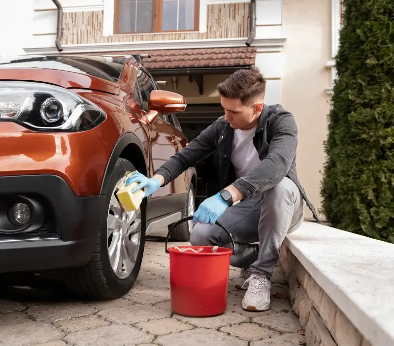 Lavage auto à domicile Arcachon : professionnel intervenant sur un véhicule